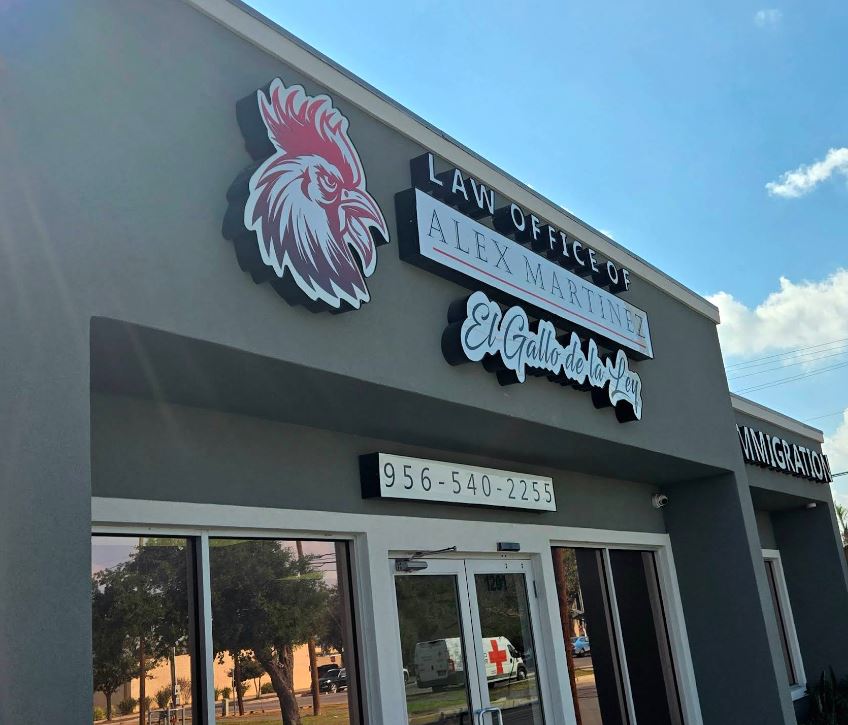 Alex Martinez - El Gallo De La Ley - Abogados de inmigración en McAllen 2